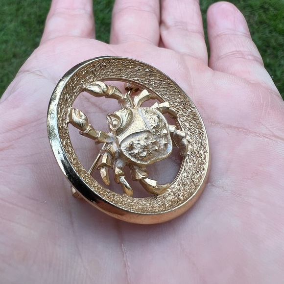 Vintage Crown Trifari 1969 Cancer Zodiac Brooch Gold-tone Astrology Crab - Picture 9 of 17